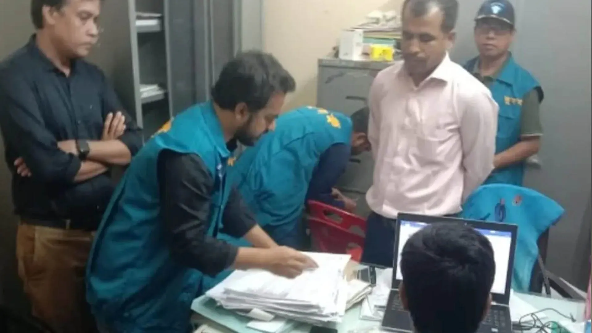 ঘুষের টাকাসহ পরিবার পরিকল্পনার অফিস সহকারী গ্রেপ্তার